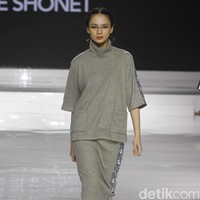 Tities Sapoetra memamerkan koleksi busana terbarunya di Jakarta Fashion & Food Festival (JFFF) 2019, Kelapa Gading, Jakarta, [Jumat 16/08/2019]. Koleksi Tities Sapoetra yang serba hitam - putih terinspirasi dari sebuah destinasi wisata labirin yang terletak di Malang, Jawa Timur. Foto: Mohammad Abduh/Wolipop