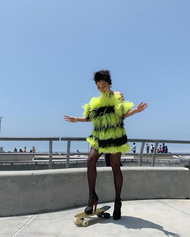 Mendapat julukan Crazy Rich Angelenos, Adinda Bakrie diliput secara khusus untuk edisi Harpers Bazaar Amerika edisi September 2019 ini. Adinda diwawancara oleh penulis buku Crazy Rich Asians, Kevin Kwan. Foto: Instagram @adindabakrie