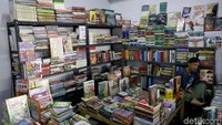 Amin (45) seorang pedagang buku pindahan dari Kwitang, tak memungkiri kondisi sepi sentra buku tersebut. Meski sudah 4 bulan berjualan, namun pengunjung yang datang masih 1-2 orang saja per harinya.