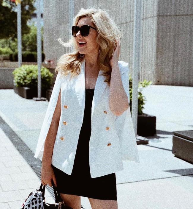 Wanita 22 tahun ini meninggalkan bangku sekolah di usia 16. Hal tersebut dikarenakan penyakit Chronic Fatigue Syndrome yang juga membuatnya merasa sendiri, terisolasi, dan depresi. Meski sempat memakai kursi roda, Hannah tak lantas jadi putus semangat dan memutuskan untuk membuat blog fashion yang kemudian menjadikannya seorang konsultan marketing. Foto: Instagram @hannahhawkshaw