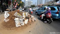 Karungan tanah bekas galian ini dibiarkan begitu saja.