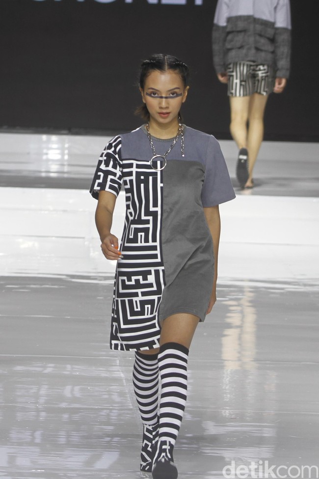 Tities Sapoetra memamerkan koleksi busana terbarunya di Jakarta Fashion & Food Festival (JFFF) 2019, Kelapa Gading, Jakarta, [Jumat 16/08/2019]. Koleksi Tities Sapoetra yang serba hitam - putih terinspirasi dari sebuah destinasi wisata labirin yang terletak di Malang, Jawa Timur. Foto: Mohammad Abduh/Wolipop