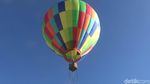 Foto: Terbang Naik Balon Udara di Bromo