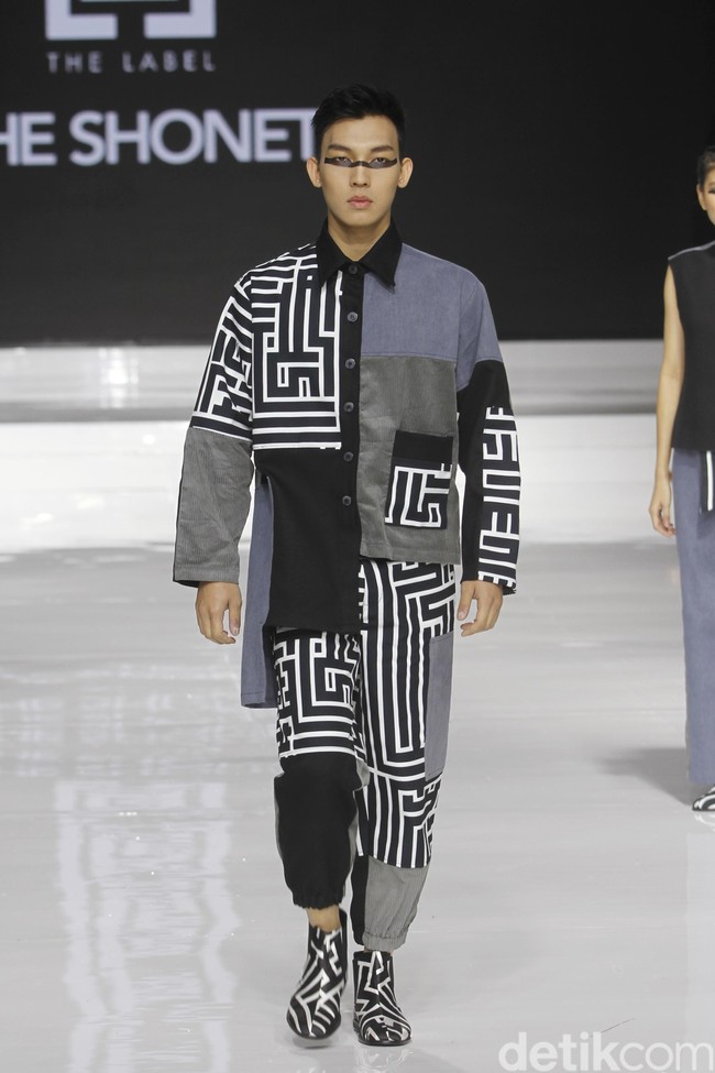 Tities Sapoetra memamerkan koleksi busana terbarunya di Jakarta Fashion & Food Festival (JFFF) 2019, Kelapa Gading, Jakarta, [Jumat 16/08/2019]. Koleksi Tities Sapoetra yang serba hitam - putih terinspirasi dari sebuah destinasi wisata labirin yang terletak di Malang, Jawa Timur. Foto: Mohammad Abduh/Wolipop