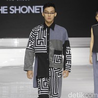 Tities Sapoetra memamerkan koleksi busana terbarunya di Jakarta Fashion & Food Festival (JFFF) 2019, Kelapa Gading, Jakarta, [Jumat 16/08/2019]. Koleksi Tities Sapoetra yang serba hitam - putih terinspirasi dari sebuah destinasi wisata labirin yang terletak di Malang, Jawa Timur. Foto: Mohammad Abduh/Wolipop