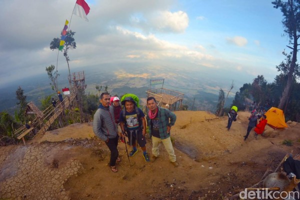 Untuk mencapai puncak Jamiaki, pengunjung harus trekking menanjak sekitar 1,5 km. Puncak Jamiaki berada di ketinggian sekitar 1.020 Mdpl. (Dadang Hermansyah/detikcom) Untuk mencapai puncak Jamiaki, pengunjung harus trekking menanjak sekitar 1,5 km. Puncak Jamiaki berada di ketinggian sekitar 1.020 Mdpl. (Dadang Hermansyah/detikcom)