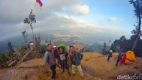 Untuk mencapai puncak Jamiaki, pengunjung harus trekking menanjak sekitar 1,5 km. Puncak Jamiaki berada di ketinggian sekitar 1.020 Mdpl. (Dadang Hermansyah/detikcom)