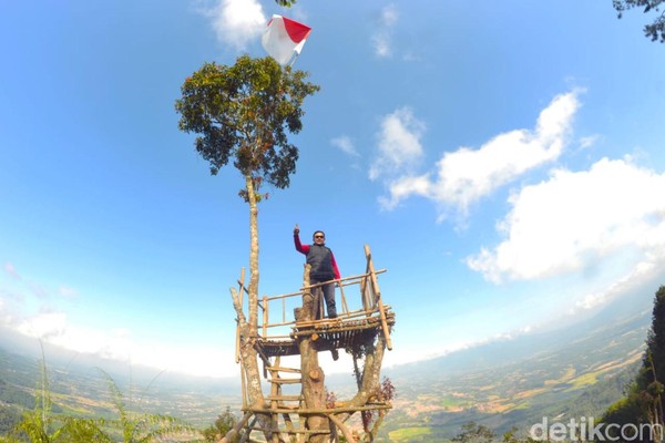Berapa bulan terakhir, destinasi di Gunung Sawal ini selalu ramai dikunjungi masyarakat terutama pecinta alam dan pendaki gunung. Bahkan ramai di Instagram dan Facebook. (Dadang Hermansyah/detikcom) Berapa bulan terakhir, destinasi di Gunung Sawal ini selalu ramai dikunjungi masyarakat terutama pecinta alam dan pendaki gunung. Bahkan ramai di Instagram dan Facebook. (Dadang Hermansyah/detikcom)