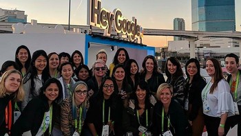 Bersama timnya saat di perhelatan Consumer Electronic Show di Las Vegas. Foto: Instagram