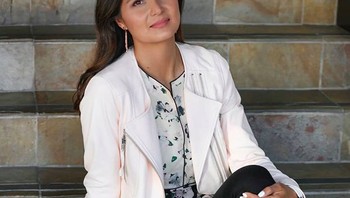 Ibunya ternyata berasal dari Indonesia dan ayahnya Venezuela. “Nenek saya adalah imigran muda dari China ke Indonesia di Perang Dunia II. Dia tidak punya apa-apa dan buta huruf. Tapi kepribadiannya karismatik, bagus dalam matematika dan sangat pekerja keras,” kisahnya. Rincon juga pernah tinggal di Indonesia. Foto: Instagram (Foto: Dok. Lilian Rincon)