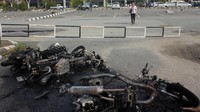 Penampakan bangkai sepeda motor usai dibakar massa di parkiran Bandara Domine Eduard Osok (DEO) Kota Sorong, Papua Barat, Senin (19/8/2019).