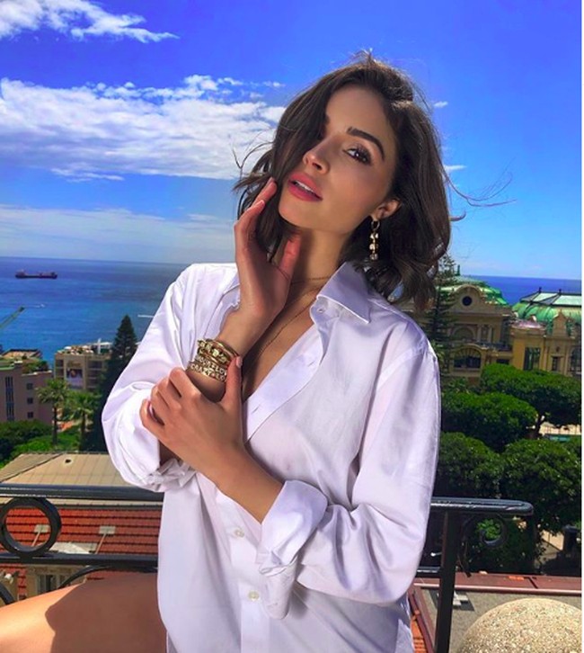 Saat kejadian, juara Miss Universe 2012 ini mengenakan sports bra dipadu legging pendek. Salah satu petugas bandara menilai busana yang dikenakannya tidak pantas untuk terbang. Foto: (oliviaculpo/Instagram)