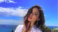 Gaya seksinya menikmari keindahan Monako (oliviaculpo/Instagram)  