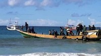 Untuk wisata lumba-lumba, wisatawan harus booking kapal nelayan satu hari sebelum jalan. Kapal berangkat mulai pukul 09.00 WIB pagi. (dok. Pokdarwis La-Bibano Wane)