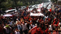 Akibatnya arus lalu lintas di Jalan Medan Merdeka Selatan macet.
