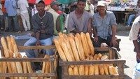  Produk roti juga cukup populer. Biasanya roti baguette seperti ini, banyak ditemukan di pinggir pasar dan dijual dengan harga yang murah. Foto: Istimewa
