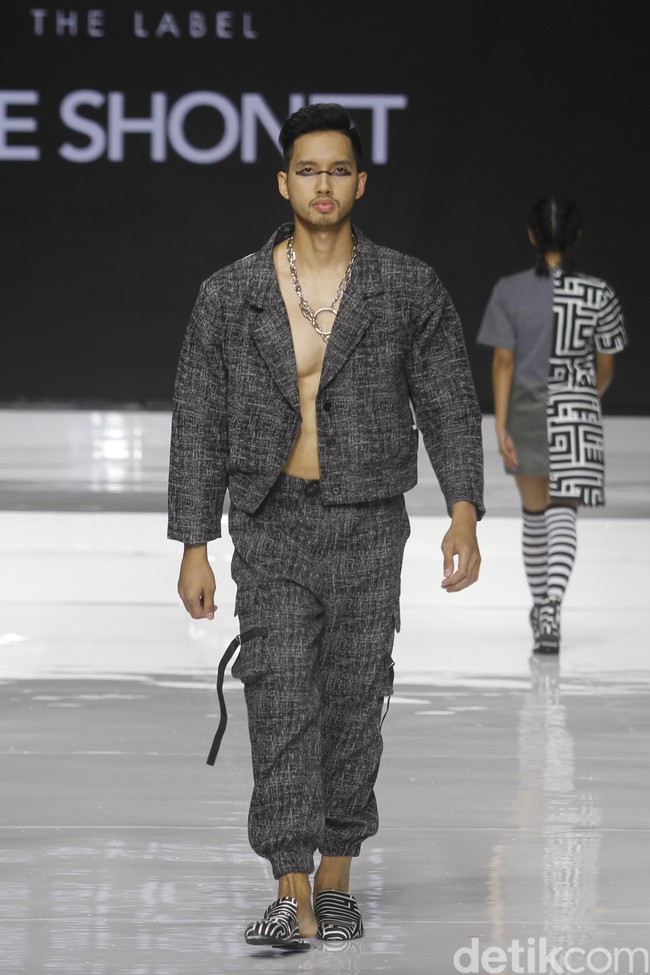 Tities Sapoetra memamerkan koleksi busana terbarunya di Jakarta Fashion & Food Festival (JFFF) 2019, Kelapa Gading, Jakarta, [Jumat 16/08/2019]. Koleksi Tities Sapoetra yang serba hitam - putih terinspirasi dari sebuah destinasi wisata labirin yang terletak di Malang, Jawa Timur. Foto: Mohammad Abduh/Wolipop