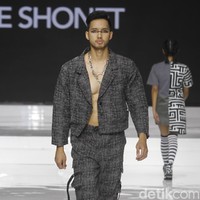 Tities Sapoetra memamerkan koleksi busana terbarunya di Jakarta Fashion & Food Festival (JFFF) 2019, Kelapa Gading, Jakarta, [Jumat 16/08/2019]. Koleksi Tities Sapoetra yang serba hitam - putih terinspirasi dari sebuah destinasi wisata labirin yang terletak di Malang, Jawa Timur. Foto: Mohammad Abduh/Wolipop