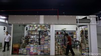 Sentra buku tersebut sebelumnya sempat ramai di awal-awal diresmikan oleh Gubernur DKI Jakarta Anies Baswedan beberapa bulan lalu. Namun kini, menurut para pedagang di sana, jumlah pengunjungnya semakin menurun.