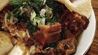 Ada juga mie kopyok versi agak mewah. Memakai campuran kikil rebus berbumbu kecap. Pastinya makin sedap. Foto : Instagram @maksemarangan