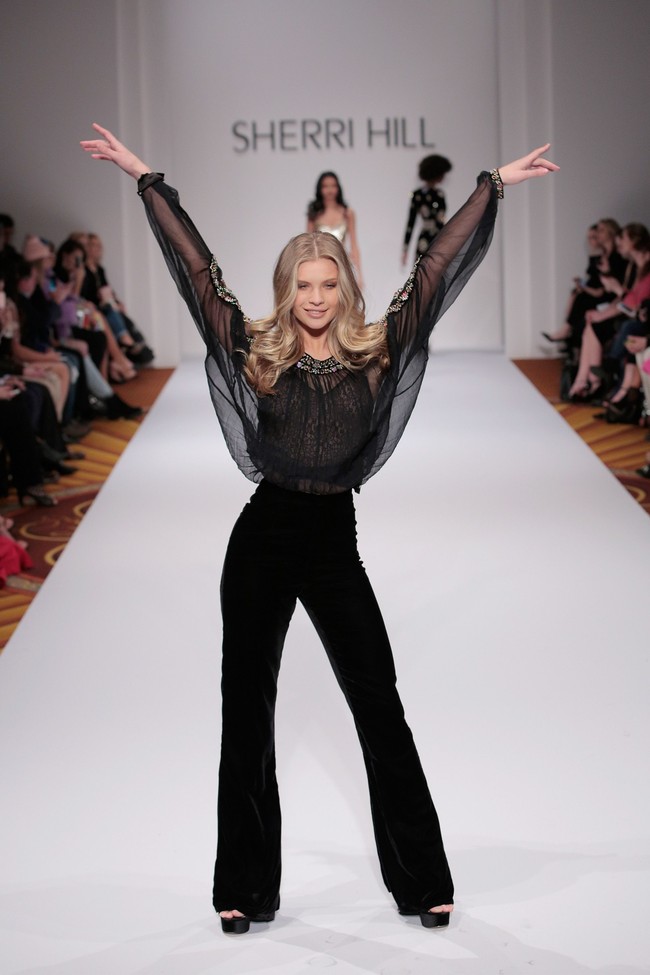 Salah satu hobinya adalah mengoleksi tato di tubuhnya. Salah tato Josie berada di belakang leher. Bentuknya berupa tulisan nama sang ibu. (Foto: Getty Images)