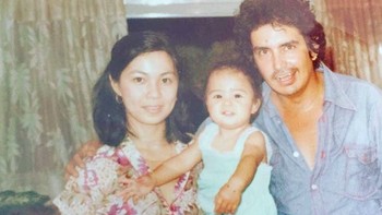 Ibunya ternyata berasal dari Indonesia dan ayahnya Venezuela. Ini fotonya saat kecil bersama ibu dan ayahnya. “Nenek saya adalah imigran muda dari China ke Indonesia di Perang Dunia II. Dia tidak punya apa-apa dan buta huruf. Tapi kepribadiannya karismatik, bagus dalam matematika dan sangat pekerja keras,” kisahnya. Foto: Instagram