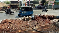 Tak hanya itu, kondisi jalan juga menjadi sangat berdebu.