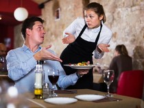 Duh! Pelayan dan Pemilik Resto Ini Ngamuk ke Pembeli