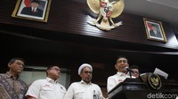 Wiranto meminta polisi dan TNI yang bertugas melakukan pengamanan di seluruh wilayah Indonesia mengedepankan tindakan persuasif dan terukur. Sementara itu, Wiranto meminta publik tak mudah terpancing isu-isu liar di media sosial.