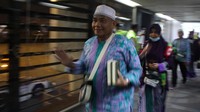 Jemaah haji yang tergabung dalam kelompok terbang (kloter) pertama tiba di Bandara Internasional Soekarno Hatta, Tangerang, Banten, Sabtu (17/8/2019) malam. Sebanyak 410 jemaah haji kloter pertama tiba perdana di tanah air melalui Bandara Internasional Soekarno Hatta setelah menunaikan ibadah haji. Antara Foto/Fauzan.