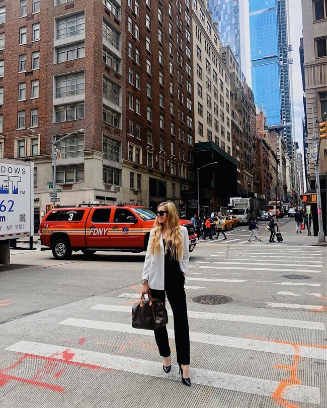 Berhenti dari sekolah dan bekerja serta belajar hanya di laptop banyak orang menyangka jika Hannah tidak melakukan banyak hal. Namun hal tersebut justru membuatnya sukses. Selain banyak klien yang berani membayarnya mahal, ia pun pernah memenangkan penghargaan Irelands Best Fashion Blog. Foto: Instagram @hannahhawkshaw