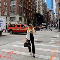 Berhenti dari sekolah dan bekerja serta belajar hanya di laptop banyak orang menyangka jika Hannah tidak melakukan banyak hal. Namun hal tersebut justru membuatnya sukses. Selain banyak klien yang berani membayarnya mahal, ia pun pernah memenangkan penghargaan Irelands Best Fashion Blog. Foto: Instagram @hannahhawkshaw