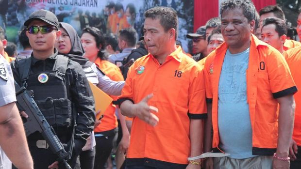 Umar Kei diborgol kabel ties bersama tahanan lainnya.