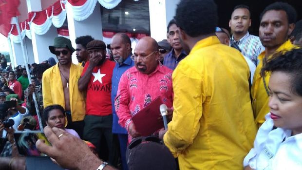 Gubernur Papua Lukas Enembe saat bicara dengan massa yang mendatangi kantornya