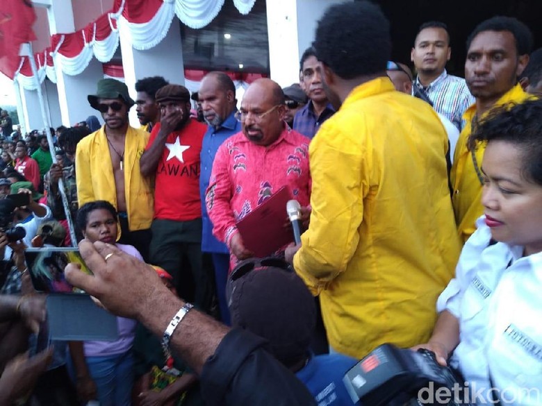 Terima Massa, Lukas Enembe Cerita Protes ke Khofifah soal Mahasiswa Papua Terima Massa, Lukas Enembe Cerita Protes ke Khofifah soal Mahasiswa Papua