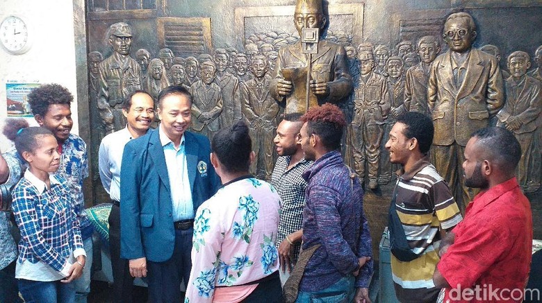 Mahasiswa Papua di Surabaya Sesalkan Penyerangan Asrama dan Kata-kata Rasis Mahasiswa Papua di Surabaya Sesalkan Penyerangan Asrama dan Kata-kata Rasis