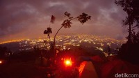 Saat malam hari kamu akan disuguhkan dengan pemandangan kerlap-kerlip lampu yang menghiasi Ciamis dan Tasikmalaya. Cantik ya? (Dadang Hermansyah/detikcom)
