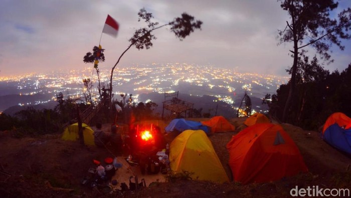 kemping di Puncak Jamiaki
