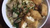 Kalau di Magelang, mie kopyok diberi paduan potongan daging sapi berlemak. Tetapi tanpa kerupuk karak. Foto : Instagram @deeloveaca