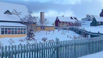 Sekitar 90% populasi Greenland berasal dari ras Inuit. Mereka adalah pemukim awal Greenland yang sampai di sana paling awal pada 2500 SM. Wilayah itu lalu dijajah paksa oleh pemerintah Denmark di awal abad ke-18. Pada beberapa abad pertama Masehi, bangsa Viking juga berdatangan. Foto: Instagram
