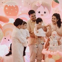 Saat hadir di acara ulang tahun Sedah Mirah, putra dari Gibran dan Selvi Ananda itu mengenakan sepatu dari Balenciaga. Sepatu dengan tipe Tall Speed Knit Sock Sneakers itu dibanderol US$395 atau sekitar Rp 5 jutaan.  Foto: dok. Instagram @allseasonsphoto