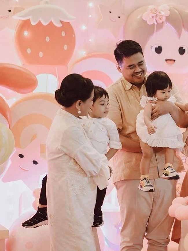 Saat hadir di acara ulang tahun Sedah Mirah, putra dari Gibran dan Selvi Ananda itu mengenakan sepatu dari Balenciaga. Sepatu dengan tipe Tall Speed Knit Sock Sneakers itu dibanderol US$395 atau sekitar Rp 5 jutaan.  Foto: dok. Instagram @allseasonsphoto