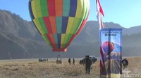 Harga untuk naik balon udara ini yakni sebesar Rp 500 ribu. Dengan durasi sekitar 15 menit, lihatlah lanskap kawah Gunung Bromo, Batok, Pasir Berbisik dan Bukit Teletubbies (M Rofiq/detikTravel)