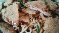 Karena berbumbu minimalis mie kopyok rasanya gurih manis segar. Apalagi jika tahu goreng dan kerupuk sudah direndam kuahnya hingga lembek. Foto : Instagram @melia_sand81