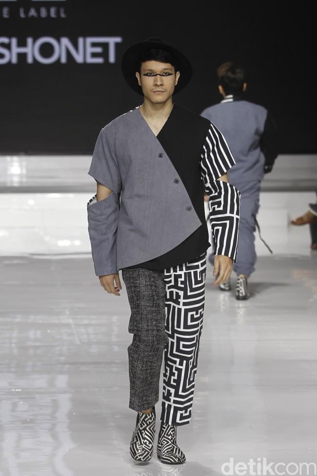 Tities Sapoetra memamerkan koleksi busana terbarunya di Jakarta Fashion & Food Festival (JFFF) 2019, Kelapa Gading, Jakarta, [Jumat 16/08/2019]. Koleksi Tities Sapoetra yang serba hitam - putih terinspirasi dari sebuah destinasi wisata labirin yang terletak di Malang, Jawa Timur. Foto: Mohammad Abduh/Wolipop