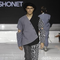 Tities Sapoetra memamerkan koleksi busana terbarunya di Jakarta Fashion & Food Festival (JFFF) 2019, Kelapa Gading, Jakarta, [Jumat 16/08/2019]. Koleksi Tities Sapoetra yang serba hitam - putih terinspirasi dari sebuah destinasi wisata labirin yang terletak di Malang, Jawa Timur. Foto: Mohammad Abduh/Wolipop