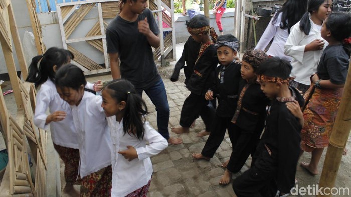 Uteng mulai melestarikan budaya dan permainan Sunda di Lembang, Kabupaten Bandung Barat, sejak tahun 2006 silam.
