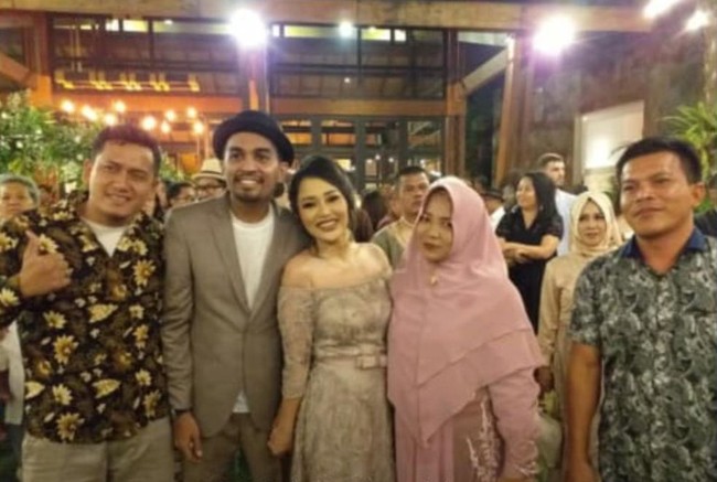 Pernikahan Glenn Fredly dan Mutia Ayu digelar secara privat. Acara yang dilaporkan hanya dipersiapkan selama dua bulan itu pun tidak dilangsungkan secara megah. Kedua pengantin mengenakan busana yang lebih kasual. Glenn pun memakai blazer dan kaus serta topi fedora.  Foto: ist