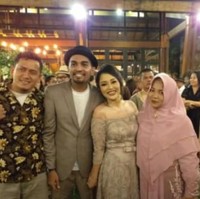 Pernikahan Glenn Fredly dan Mutia Ayu digelar secara privat. Acara yang dilaporkan hanya dipersiapkan selama dua bulan itu pun tidak dilangsungkan secara megah. Kedua pengantin mengenakan busana yang lebih kasual. Glenn pun memakai blazer dan kaus serta topi fedora.  Foto: ist