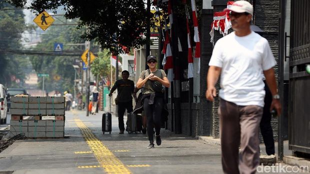 Pelebaran trotoar di Cikini / 